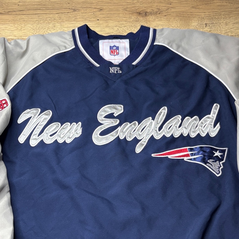 Men’s NFL New England Navy and Silver Sweatshirt Size Medium - Picture 2 of 8